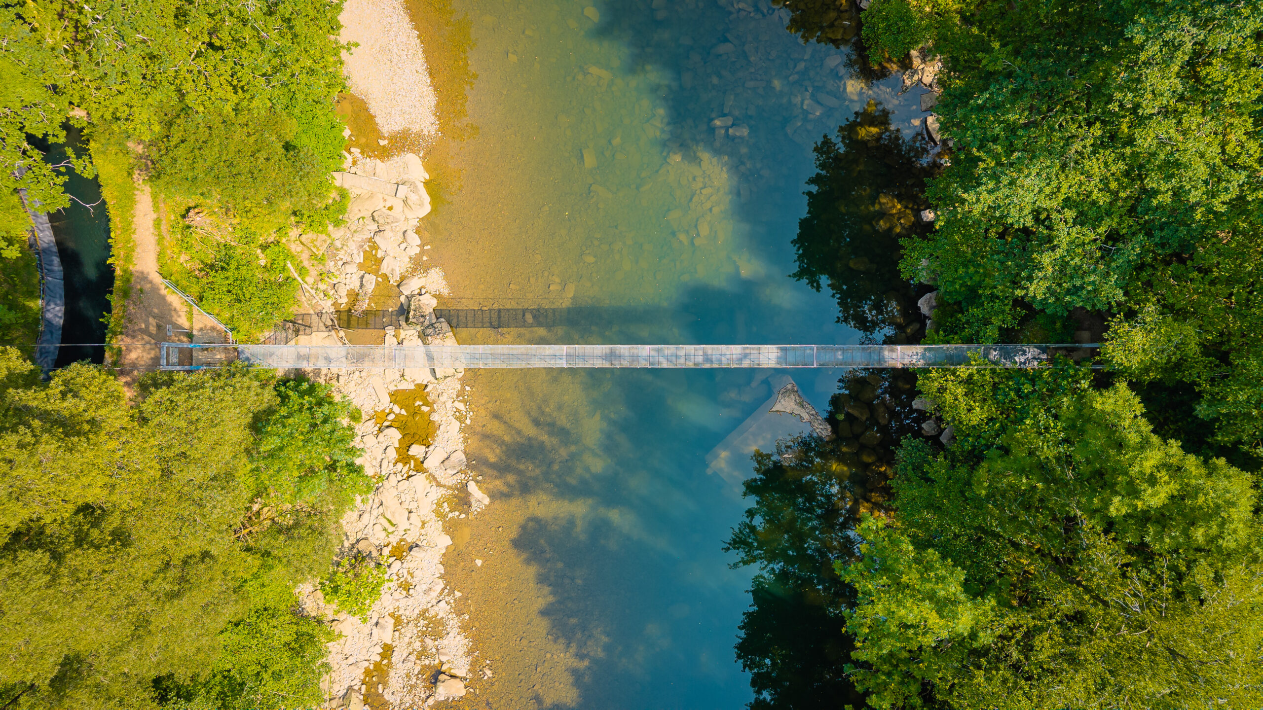 Vista del puente colgante de Rasines, Cantabria.
