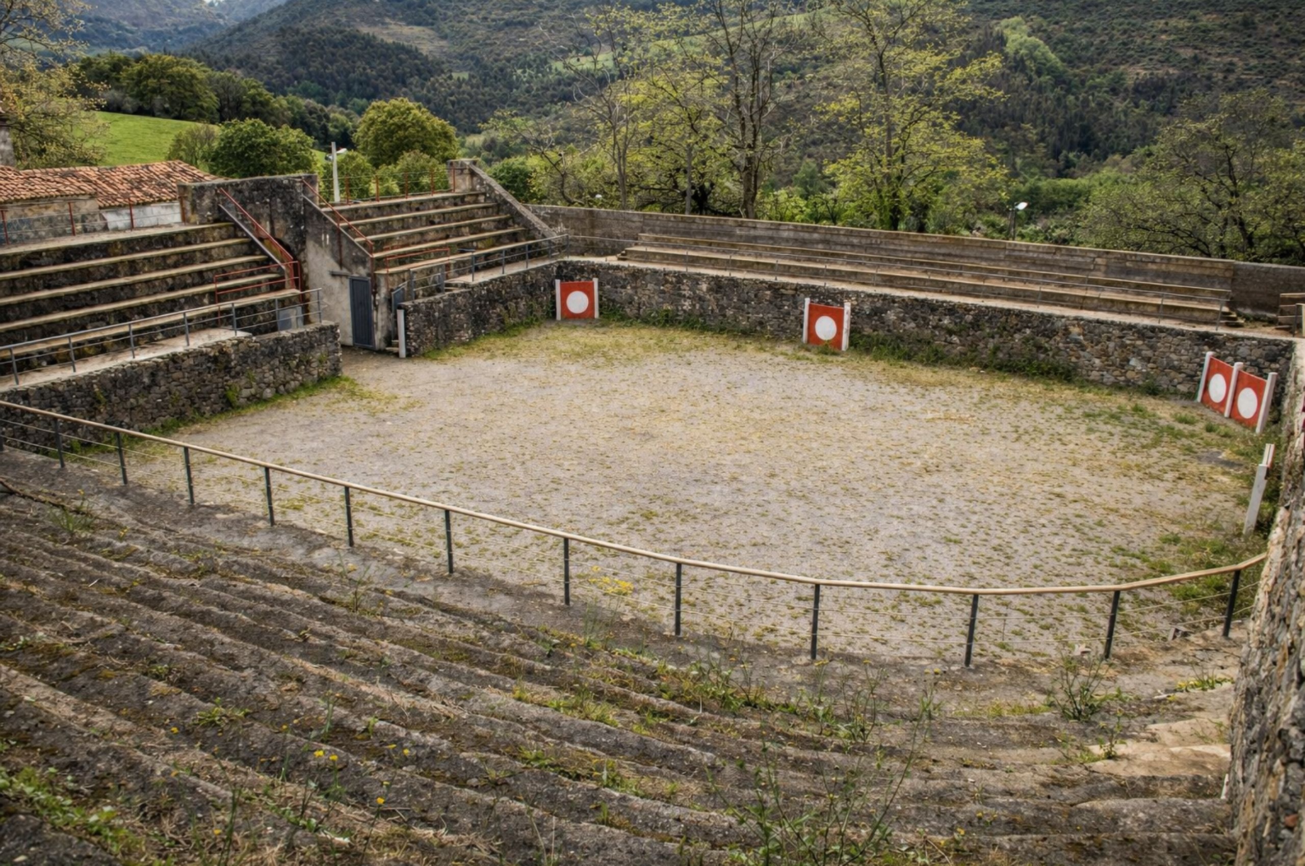 La llamativa Plaza de Toros Cuadrada y su entorno: patrimonio singular en el Alto Asón